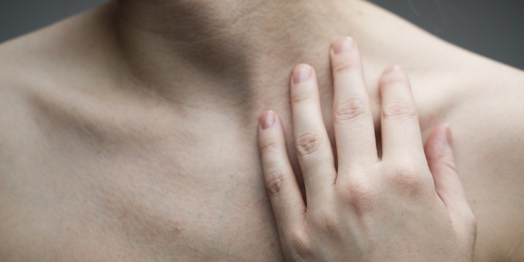 krostki na piersiach